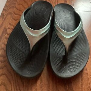 OOFOS Women's Sandals in Black and Metallic Green